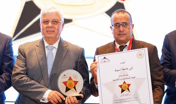 وزير التعليم العالي يهدي درع "نجمة المستشفيات الجامعية" من الدرجة الأولى لجامعة أسيوط لدورها المتميز في تقديم الخدمات الصحية