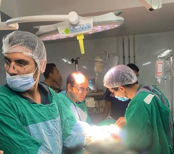 فريق طبي بمستشفى صحة المرأة بجامعة أسيوط ينجح في إنقاذ حياة سيدة تعاني من نزيف داخلي حاد نتيجة لوجود مشيمه متقدمة ملتصقة ومتغلغله بأورده الحوض مع الحفاظ على حالة الرحم دون استئصاله