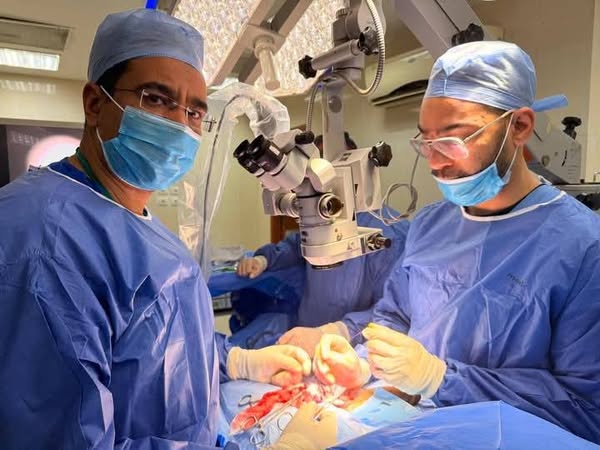 فريق طبي بمستشفى جراحة المسالك البولية والتناسلية بجامعة أسيوط ينجح في علاج مريض يعاني من تأخر الإنجاب باستخدام تقنية الجراحة بالميكروسكوب الضوئي