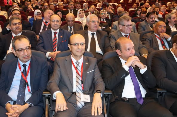 وزير التعليم العالي يهدي درع "نجمة المستشفيات الجامعية" من الدرجة الأولى لجامعة أسيوط لدورها المتميز في تقديم الخدمات الصحية