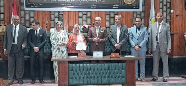 تهنئه                              اسرة كلية الطب                  ا.د/ علاء عطية - عميد كلية الطب          والسادة وكلاء الكلية والسادة ورؤساء الأقسام                     والسيد امين عام كلية الطب                                 يهنئون              الطالب /حمزه احمد محمود محمد                             الفرقة الخامسه  بمناسبة حصوله على المركز الثاني على مستوي الجامعة في نموذج محاكاة مجلس الوزراء المصري الموسم الثالث عشر للعام الجامعي ٢٠٢٥/٢٠٢٤، والذى نظمته إدارة التثقيف السياسي بالجامعة.