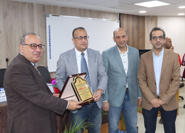 مستشفى الأمراض العصبية والنفسية وجراحة المخ والأعصاب بجامعة أسيوط يحتفي بحمله الماجستير والدكتوراه والدبلومات العلمية من العاملين بالمستشفى