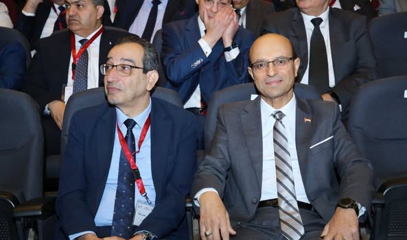 وزير التعليم العالي يهدي درع "نجمة المستشفيات الجامعية" من الدرجة الأولى لجامعة أسيوط لدورها المتميز في تقديم الخدمات الصحية