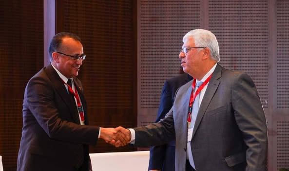 وزير التعليم العالي يهدي درع "نجمة المستشفيات الجامعية" من الدرجة الأولى لجامعة أسيوط لدورها المتميز في تقديم الخدمات الصحية