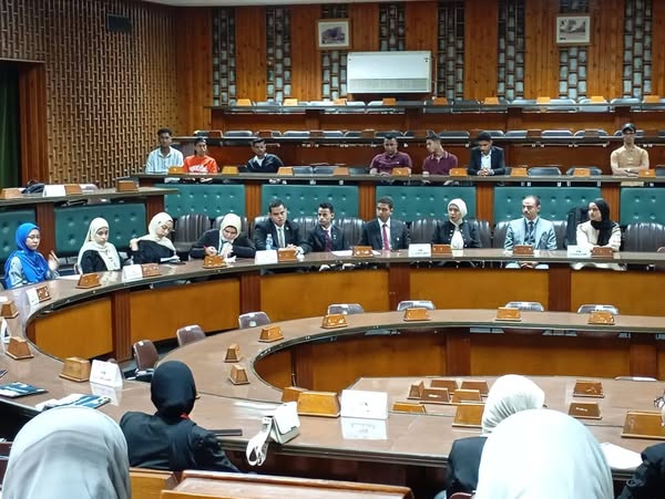 تهنئه                              اسرة كلية الطب                  ا.د/ علاء عطية - عميد كلية الطب          والسادة وكلاء الكلية والسادة ورؤساء الأقسام                     والسيد امين عام كلية الطب                                 يهنئون              الطالب /حمزه احمد محمود محمد                             الفرقة الخامسه  بمناسبة حصوله على المركز الثاني على مستوي الجامعة في نموذج محاكاة مجلس الوزراء المصري الموسم الثالث عشر للعام الجامعي ٢٠٢٥/٢٠٢٤، والذى نظمته إدارة التثقيف السياسي بالجامعة.