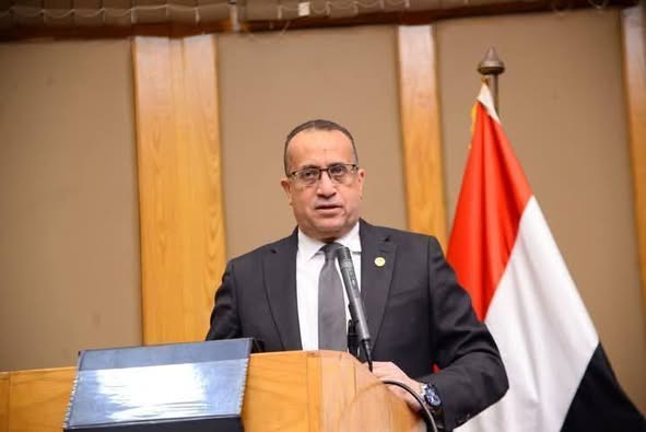 فريق طبي بقسم جراحة التجميل بالمستشفى الرئيسي بجامعة أسيوط ينجح في إجراء جراحة تكميم معدة لطفلة تعاني من سمنة مفرطة بمؤشر كتلة جسم 80 باستخدام تقنية المنظار الجراحي