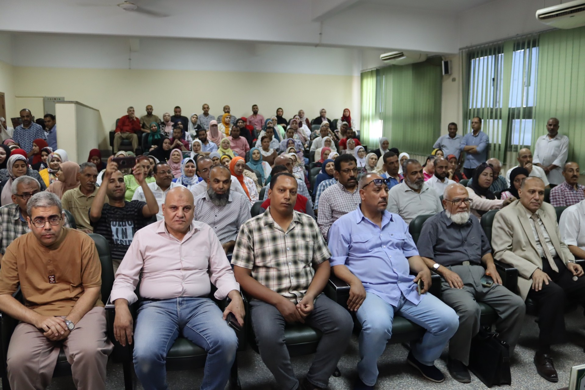 وسط جو من المودة والحب وكيلة الكليه لشئون الدراسات العليا والبحوث تكرم العاملين بكلية الطب.