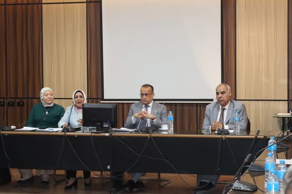 اجتماع مجلس إدارة البرامج والدبلومات المهنية برئاسة الاستاذ الدكتور عميد كلية الطب والسادة وكلاء الكلية.   والسادة  أعضاء هيئة التدريس منسقي الدبلومات المهنيه والسيد امين الكلية، لمناقشة بعض الاقتراحات المقدمة من السادة منسقي الدبلومات