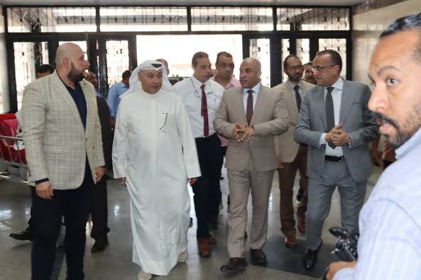 وفد من المكتب الكويتي للمشروعات الخيرية بالقاهرة وجمعية الشيخ عبد الله النوري الخيرية فى زيارة لمستشفى الإصابات والطوارئ بجامعة أسيوط.