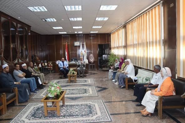 الاستاذ الدكتور علاء عطية عميد كلية الطب يلتقى بأعضاء  اللجنة المؤسسية لمراجعة أخلاقيات البحوث العلمية، برئاسة الاستاذ الدكتور محمود عبد العليم مدير الوحدة ، ونائب رئيس الجامعة لشئون خدمة المجتمع وتنمية البيئة.