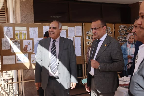 متابعة الاستاذ الدكتور علاء عطية عميد كلية الطب ، والاستاذ الدكتور محمد عبدالرحمن وكيل الكليه لشئون التعليم والطلاب، لمعرض الفني الثقافى لاستقبال الطلاب الجدد في كلية الطب والمقام امام مدخل كلية الطب ، والذى تنظمه إدارة رعاية الشباب تحت إشراف الاستاذ هيثم النشار مدير الإدارة.