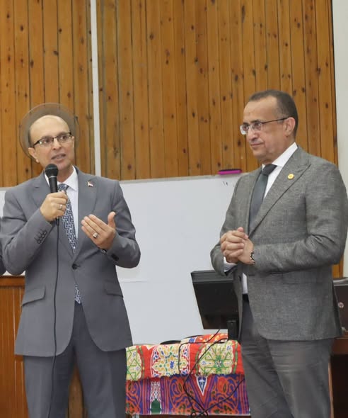 تحت رعاية الاستاذ الدكتور احمد المنشاوى رئيس الجامعة، والاستاذ الدكتور علاء عطية عميد كلية الطب ورئيس مجلس ادارة المتشفيات الجامعية، بدأت اليوم الاحد الموافق ٢١ سبتمبر ،الاحتفال ببدء العام الجامعى  ٢٠٢٥/ ٢٠٢٦، وسط أجواء يملؤها الحماس والفخر بتحقيق الحلم وبداية رحلة علمية وإنسانية جديدة، بالالتحاق بكلية الطب جامعة أسيوط.