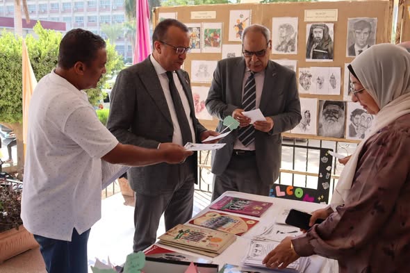 متابعة الاستاذ الدكتور علاء عطية عميد كلية الطب ، والاستاذ الدكتور محمد عبدالرحمن وكيل الكليه لشئون التعليم والطلاب، لمعرض الفني الثقافى لاستقبال الطلاب الجدد في كلية الطب والمقام امام مدخل كلية الطب ، والذى تنظمه إدارة رعاية الشباب تحت إشراف الاستاذ هيثم النشار مدير الإدارة.
