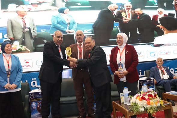 شهد الدكتور أحمد المنشاوي، رئيس جامعة أسيوط، اليوم الأربعاء 24 سبتمبر، افتتاح فعاليات المؤتمر السنوي الثامن للجمعية المصرية للقلب والسكري (EgCDA) تحت عنوان: "القلب والسكري وعلاقته بالكبد والكلى والتغذية العلاجية"، والذي تنظمه الجمعية بالتعاون مع قسم أمراض الباطنة بكلية الطب، ويستمر على مدار يومين.