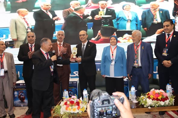 شهد الدكتور أحمد المنشاوي، رئيس جامعة أسيوط، اليوم الأربعاء 24 سبتمبر، افتتاح فعاليات المؤتمر السنوي الثامن للجمعية المصرية للقلب والسكري (EgCDA) تحت عنوان: "القلب والسكري وعلاقته بالكبد والكلى والتغذية العلاجية"، والذي تنظمه الجمعية بالتعاون مع قسم أمراض الباطنة بكلية الطب، ويستمر على مدار يومين.
