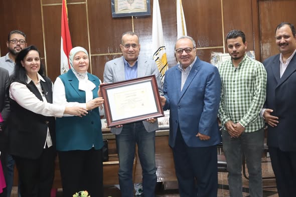 العاملين بوحدة ضمان الجودة والخدمات التكنولوجية في صورة تذكارية مع السيد الاستاذ الدكتور علاء عطية عميد كلية الطب ورئيس مجلس إدارة المستشفيات الجامعية ، والأستاذة الدكتورة هدى مخلوف وكيل الكليه لشئون خدمة المجتمع وتنمية البيئة ، والاستاذ الدكتور محمد عبد الباسط خلاف وكيل الكليه لشئون الدراسات العليا والبحوث ، والاستاذة الدكتورة هبة عطية يسى مدير وحدة ضمان الجودة، احتفالاً بحصول كلية الطب على شهادة الاعتماد للمرة الثالثة من الهيئة القومية لضمان جودة التعليم والاعتماد، شاكراً لهم دورهم الفعال في حصول الكلية على تجديد الاعتماد.