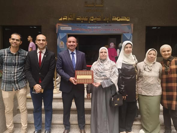 فريق عمل "أيادي نظيفة تساوي حياة" بمستشفيات جامعة أسيوط يحصد المركز الأول في جائزة الجودة والتميز بجامعة أسيوط فى جائزة "فريق العمل المتميز"