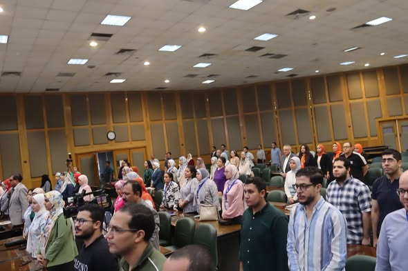 تحت رعاية الأستاذ الدكتور أحمد المنشاوي، رئيس الجامعة، والأستاذ الدكتور علاء عطية عميد كلية الطب ورئيس مجلس إدارة المستشفيات الجامعية، والأستاذ الدكتور شريف مختار،  رئيس الكلية المصرية لأطباء الرعاية الحرجة، والذى شارك عبر تقنية "أون لاين"، والأستاذ الدكتور جوسيه جارناشو مونتيرو، رئيس الجمعية الأسبانية لطب الحالات الحرجة، وتحت إشراف الأستاذ الدكتور خالد عبد العزيز، مدير المستشفى الرئيسي، والأستاذ الدكتور محمد اليمني، رئيس قسم الأمراض الباطنة، والأستاذ الدكتور أحمد عبيد الله، رئيس وحدة الحالات الحرجة.افتتاح فعاليات القمة المصرية الإسبانية الثالثة لطب الحالات الحرجة بجامعة أسيوط