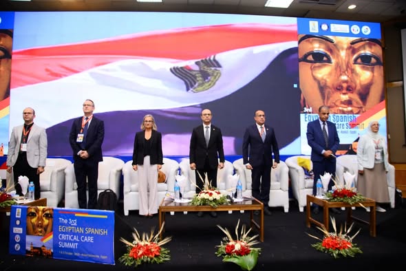 تحت رعاية الأستاذ الدكتور أحمد المنشاوي، رئيس الجامعة، والأستاذ الدكتور علاء عطية عميد كلية الطب ورئيس مجلس إدارة المستشفيات الجامعية، والأستاذ الدكتور شريف مختار،  رئيس الكلية المصرية لأطباء الرعاية الحرجة، والذى شارك عبر تقنية "أون لاين"، والأستاذ الدكتور جوسيه جارناشو مونتيرو، رئيس الجمعية الأسبانية لطب الحالات الحرجة، وتحت إشراف الأستاذ الدكتور خالد عبد العزيز، مدير المستشفى الرئيسي، والأستاذ الدكتور محمد اليمني، رئيس قسم الأمراض الباطنة، والأستاذ الدكتور أحمد عبيد الله، رئيس وحدة الحالات الحرجة.افتتاح فعاليات القمة المصرية الإسبانية الثالثة لطب الحالات الحرجة بجامعة أسيوط