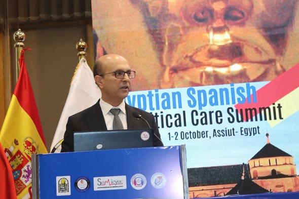 تحت رعاية الأستاذ الدكتور أحمد المنشاوي، رئيس الجامعة، والأستاذ الدكتور علاء عطية عميد كلية الطب ورئيس مجلس إدارة المستشفيات الجامعية، والأستاذ الدكتور شريف مختار،  رئيس الكلية المصرية لأطباء الرعاية الحرجة، والذى شارك عبر تقنية "أون لاين"، والأستاذ الدكتور جوسيه جارناشو مونتيرو، رئيس الجمعية الأسبانية لطب الحالات الحرجة، وتحت إشراف الأستاذ الدكتور خالد عبد العزيز، مدير المستشفى الرئيسي، والأستاذ الدكتور محمد اليمني، رئيس قسم الأمراض الباطنة، والأستاذ الدكتور أحمد عبيد الله، رئيس وحدة الحالات الحرجة.افتتاح فعاليات القمة المصرية الإسبانية الثالثة لطب الحالات الحرجة بجامعة أسيوط