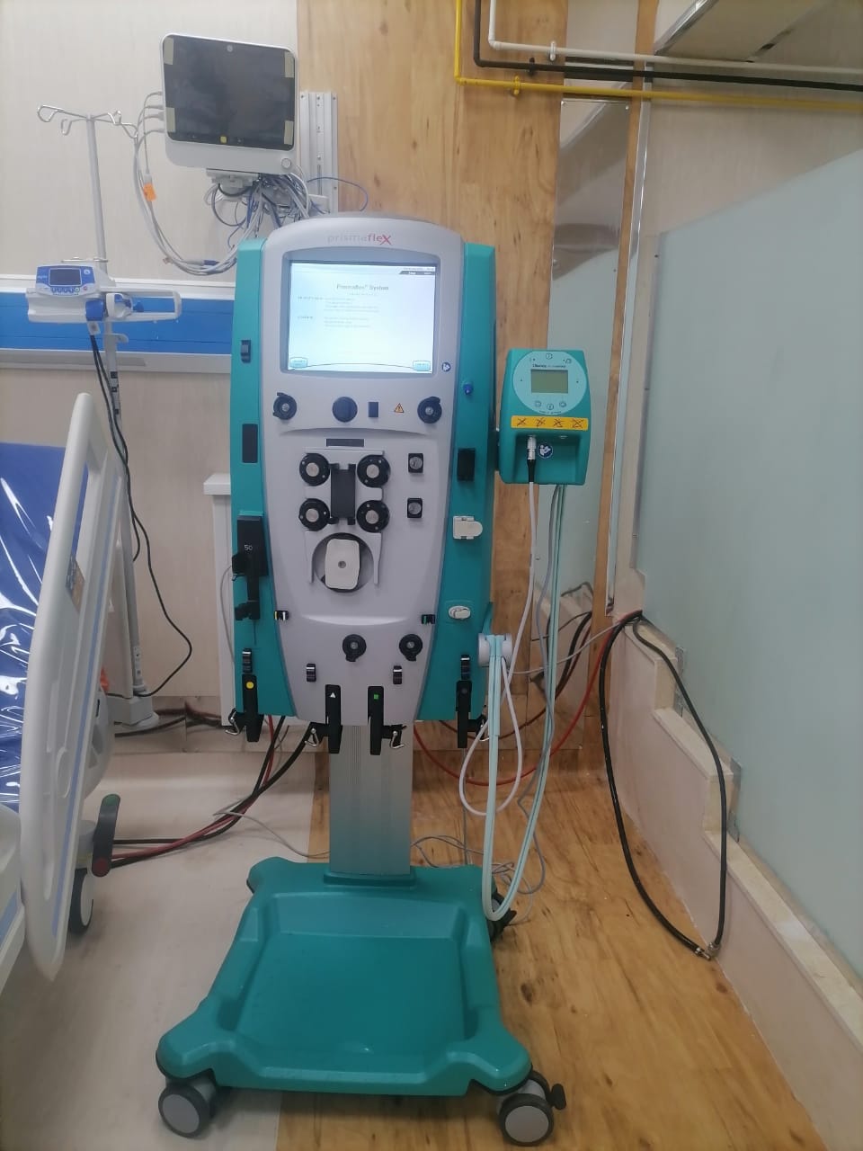 مستشفيات جامعة اسيوط تتسلم جهاز جديد لوحدة الكلي تبرعا من بعض أبنائها.