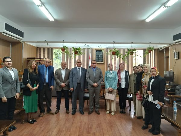 The Dean of the College of Medicine receives members of the Scientific Committee of the Presidential Initiative for Early Detection and Treatment of Cancerous Tumors.