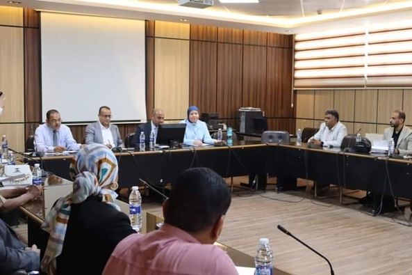 Holding a meeting of the Central Committee for Medical Waste Management at the Faculty of Medicine to discuss mechanisms for the safe disposal of medical waste.