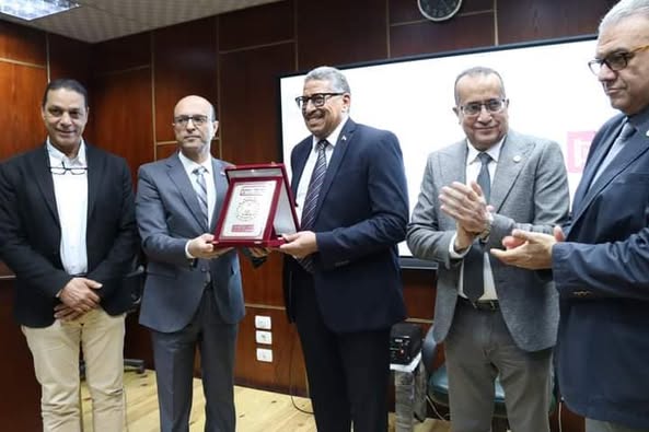 Honoring Dr. Osama Farouk, Executive Director of the University Trauma and Emergency Hospital Project, for his effective contributions and for reaching the legal age for retirement.