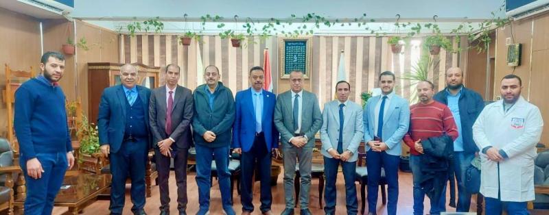 The Dean of the Faculty of Medicine at Assiut University receives a delegation from the licensing committee appointed by the Supreme Committee for Organ Transplantation to renew the license for the kidney transplant program at the Urology Hospital.
