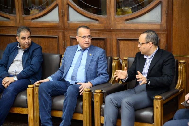 عميد كلية الطب يستقبل مساعد وزير الصحة للشئون العلاجية لبحث أوجه التعاون بين مستشفيات جامعة أسيوط ومستشفيات وزارة الصحة