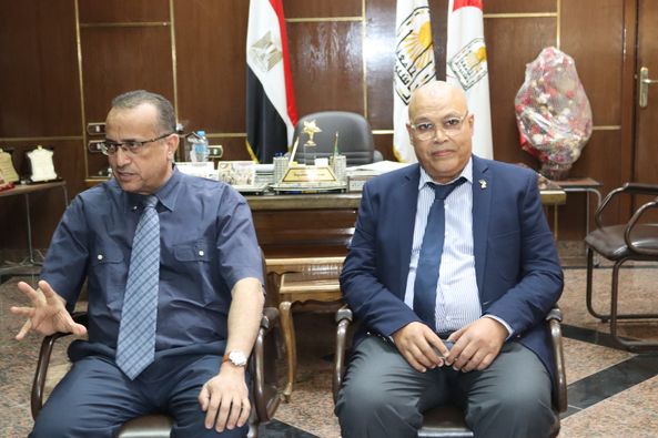 Dr. Alaa Attia, Dean of the College, meets with a group of plastic surgery professors from various Egyptian universities, after completing the doctoral and master’s exams in plastic surgery.