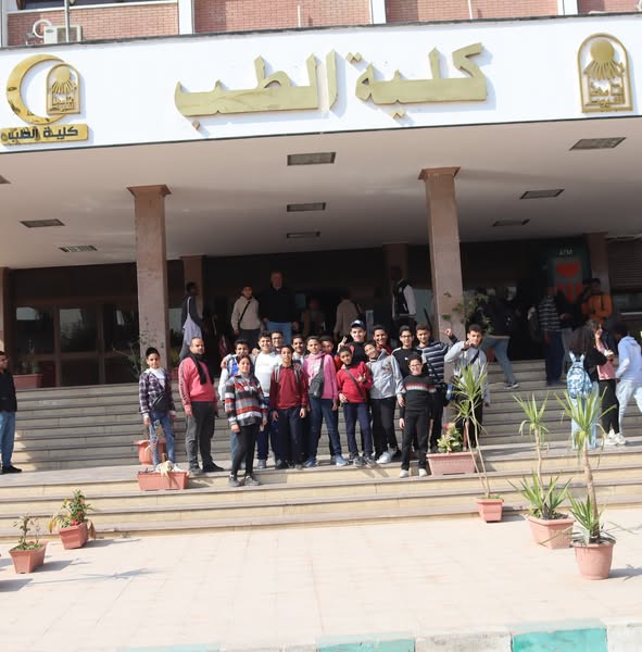 Visit of students of Taha Hanafi Al-Maliji Preparatory School for Boys in Assiut to the Faculty of Medicine.