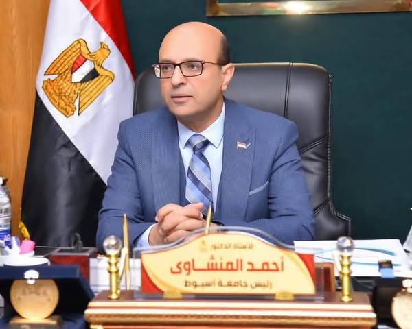 A medical team at Assiut University Women's Health Hospital succeeded in saving the life of a woman suffering from severe internal bleeding due to the presence of an advanced placenta attached to and penetrating the pelvic veins, while preserving the uterus without removing it.