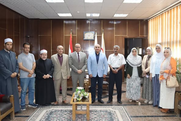 الاستاذ الدكتور علاء عطية عميد كلية الطب يلتقى بأعضاء  اللجنة المؤسسية لمراجعة أخلاقيات البحوث العلمية، برئاسة الاستاذ الدكتور محمود عبد العليم مدير الوحدة ، ونائب رئيس الجامعة لشئون خدمة المجتمع وتنمية البيئة.