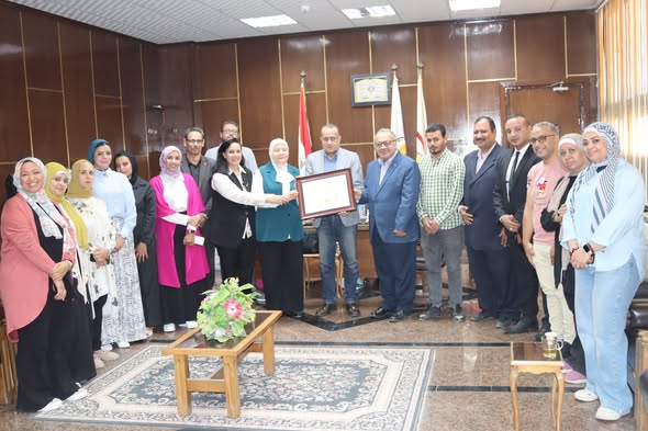 The employees of the Quality Assurance and Technological Services Unit in a commemorative photo with Professor Dr. Alaa Attia, Dean of the Faculty of Medicine and Chairman of the Board of Directors of University Hospitals, Professor Dr. Hoda Makhlouf, Vice Dean of the Faculty for Community Service and Environmental Development, Professor Dr. Mohamed Abdel Basset Khalaf, Vice Dean of the Faculty for Graduate Studies and Research, and Professor Dr. Heba Attia Yassa, Director of the Quality Assurance Unit, in 