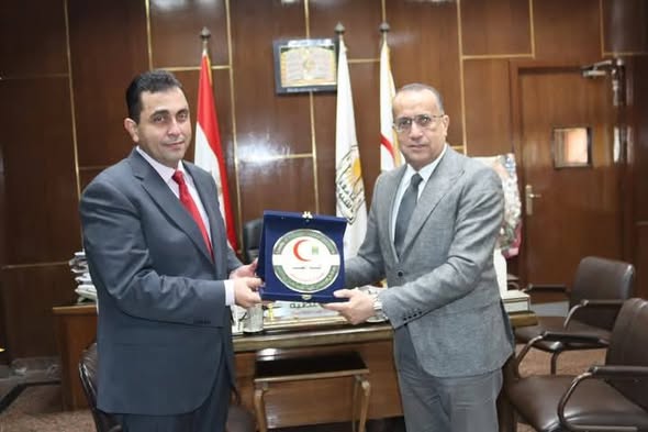 Professor Dr. Alaa Atiya, Dean of the Faculty of Medicine and Chairman of the Board of Directors of Assiut University Hospitals, receives Professor Dr. Osama Galal Saqr, Director of the Project for the Qualification of Laboratories for International Accreditation at the Ministry of Higher Education, to follow up on the qualification of the laboratories at the Faculty of Medicine and its university hospitals for accreditation.
