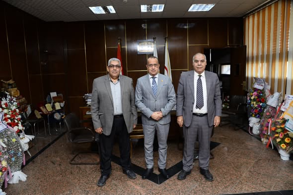 Professor Dr. Alaa Attia, Dean of the Faculty of Medicine, receives Mr. Khaled Mohamed Hamzawy, Director of the Legal Affairs Department at the Supreme Council of Universities, during his visit to the faculty to address complaints submitted by students from other universities.