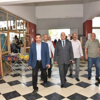 The Vice Dean of the College of Medicine for Community Service and Environmental Development inspects the college cafeteria to ensure its implementation of health safety and contract terms.