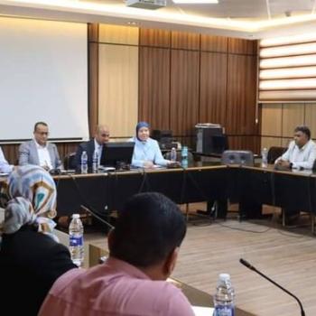 Holding a meeting of the Central Committee for Medical Waste Management at the Faculty of Medicine to discuss mechanisms for the safe disposal of medical waste.