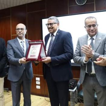 Honoring Dr. Osama Farouk, Executive Director of the University Trauma and Emergency Hospital Project, for his effective contributions and for reaching the legal age for retirement.