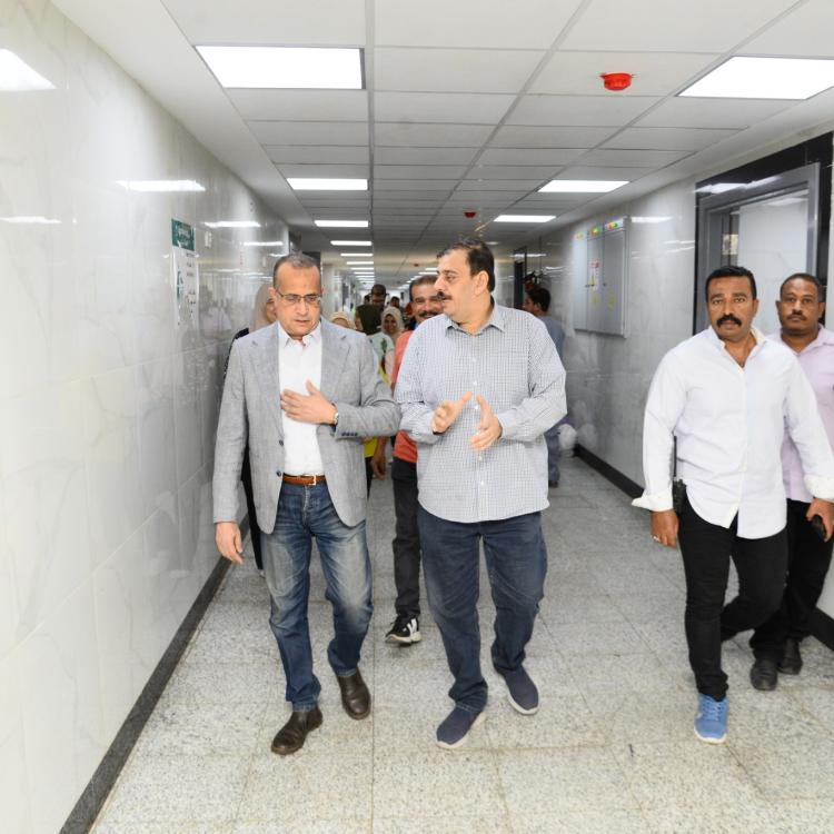 Professor Dr. Alaa Attia, Dean of the Faculty of Medicine and Chairman of the Board of Directors of University Hospitals, conducts an inspection tour of the general reception at the main hospital to ensure the smooth running of operations.