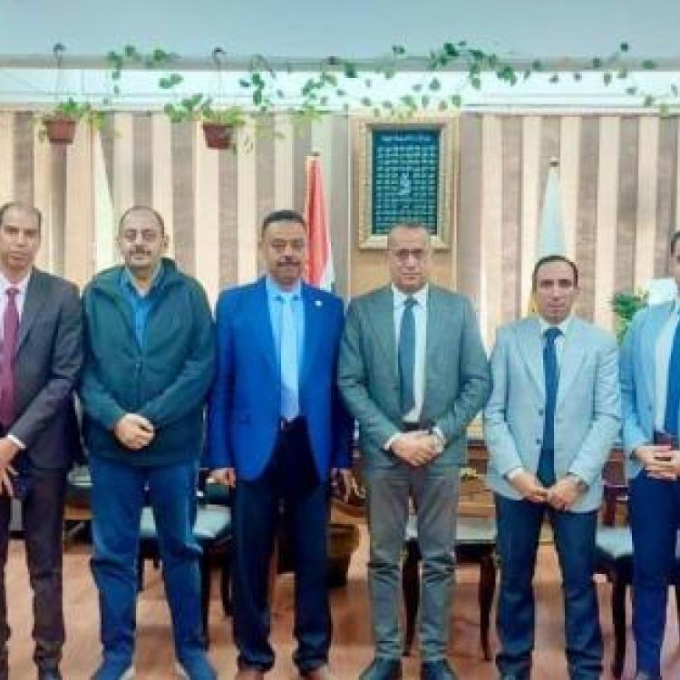 The Dean of the Faculty of Medicine at Assiut University receives a delegation from the licensing committee appointed by the Supreme Committee for Organ Transplantation to renew the license for the kidney transplant program at the Urology Hospital.