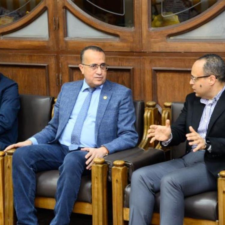 عميد كلية الطب يستقبل مساعد وزير الصحة للشئون العلاجية لبحث أوجه التعاون بين مستشفيات جامعة أسيوط ومستشفيات وزارة الصحة