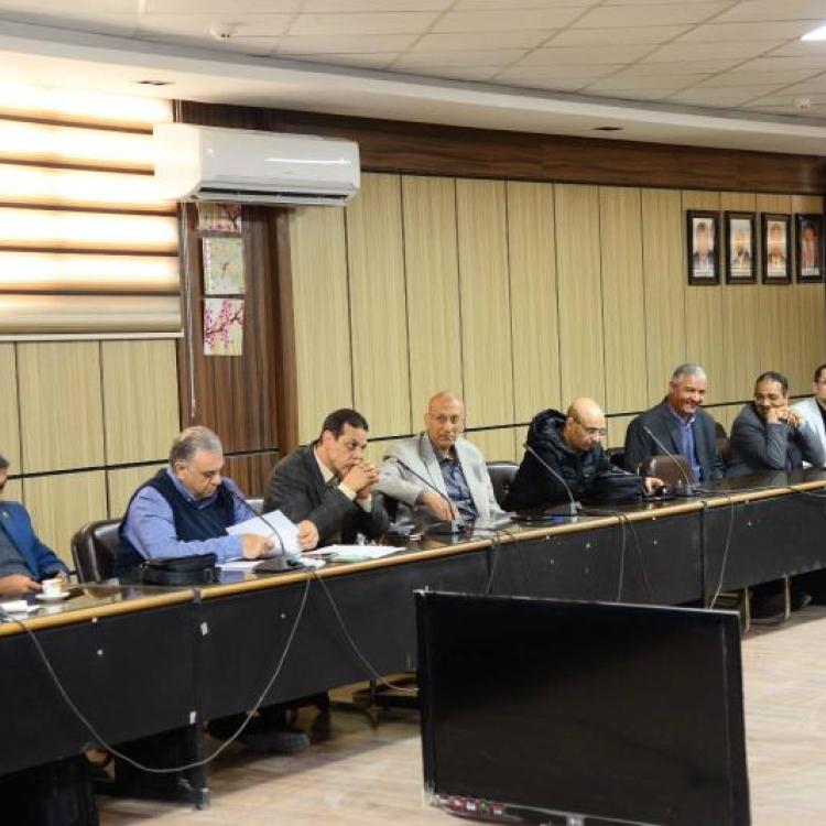 The Dean of the Faculty of Medicine at Assiut University chaired a meeting of the Board of Directors of University Hospitals and directed them to follow up on the emergency and crisis plan in the hospitals, and to verify their readiness to deal with any emergency repercussions that may result from weather fluctuations.
