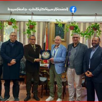 The Dean of the College of Medicine presents the college shield to the guest of honor of the workshop, Prof. Dr. Wolfgang Rosch