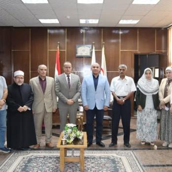 الاستاذ الدكتور علاء عطية عميد كلية الطب يلتقى بأعضاء  اللجنة المؤسسية لمراجعة أخلاقيات البحوث العلمية، برئاسة الاستاذ الدكتور محمود عبد العليم مدير الوحدة ، ونائب رئيس الجامعة لشئون خدمة المجتمع وتنمية البيئة.