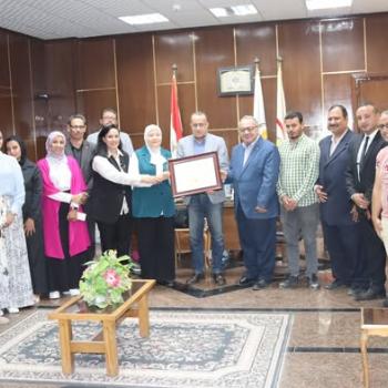 The employees of the Quality Assurance and Technological Services Unit in a commemorative photo with Professor Dr. Alaa Attia, Dean of the Faculty of Medicine and Chairman of the Board of Directors of University Hospitals, Professor Dr. Hoda Makhlouf, Vice Dean of the Faculty for Community Service and Environmental Development, Professor Dr. Mohamed Abdel Basset Khalaf, Vice Dean of the Faculty for Graduate Studies and Research, and Professor Dr. Heba Attia Yassa, Director of the Quality Assurance Unit, in 