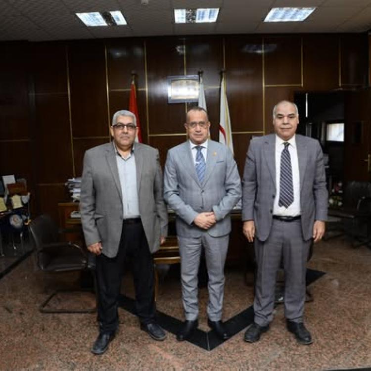 Professor Dr. Alaa Attia, Dean of the Faculty of Medicine, receives Mr. Khaled Mohamed Hamzawy, Director of the Legal Affairs Department at the Supreme Council of Universities, during his visit to the faculty to address complaints submitted by students from other universities.