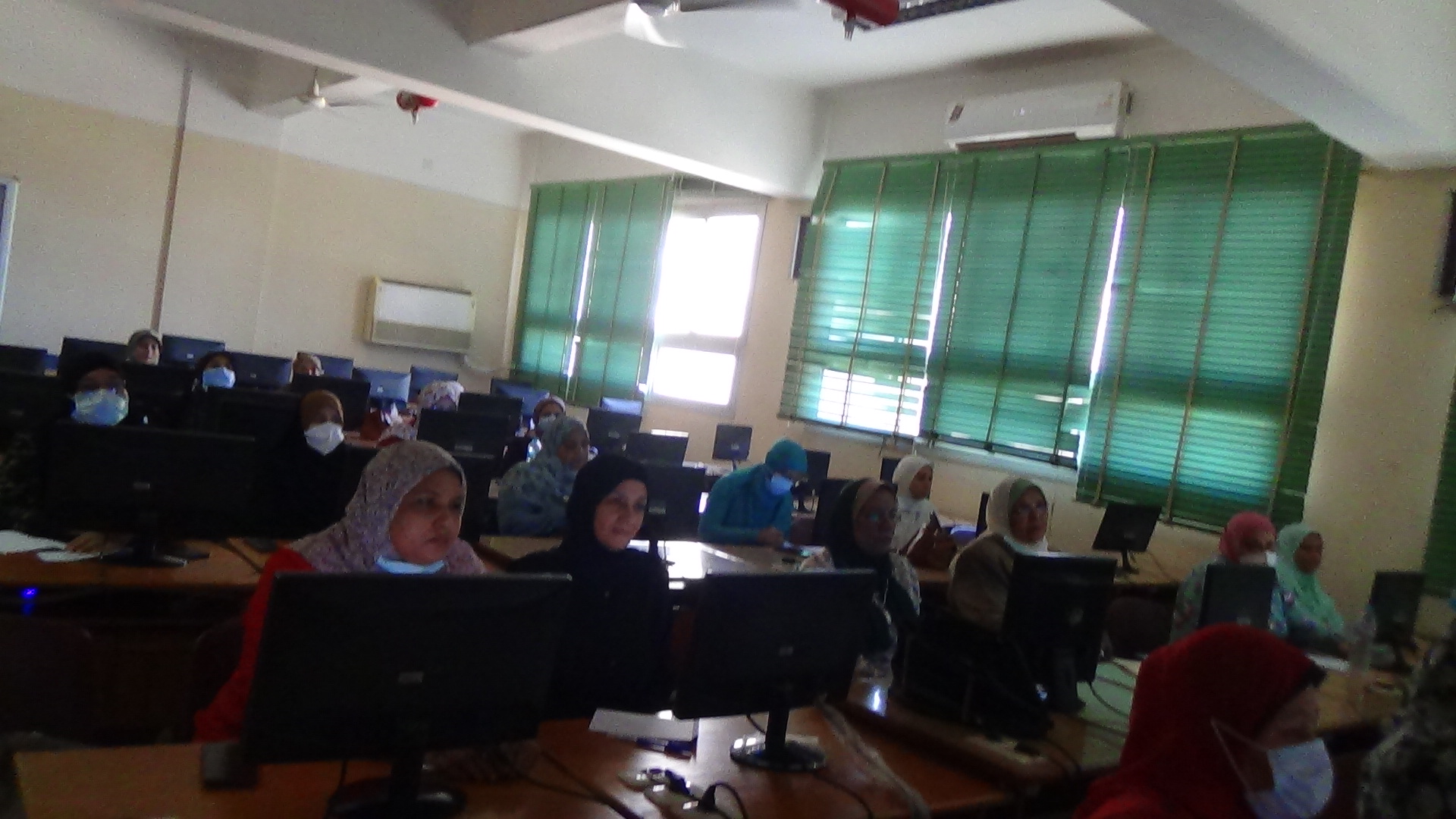 حضور ورشة عمل  التي تعقد  من قبل وحدة الخدمات التكنولوجية بكلية التمريض للسادة أعضاء هيئة التدريس والهيئة المعاونة-  المحاضرات الإلكترونية عن طريق:- webex & zoom يوم الأحد الموافق12-9-2021م