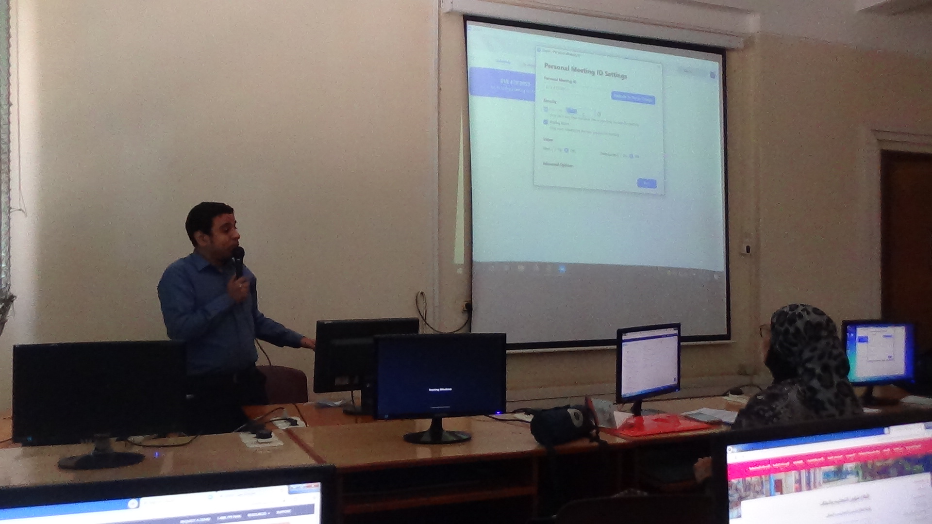 حضور ورشة عمل  التي تعقد  من قبل وحدة الخدمات التكنولوجية بكلية التمريض للسادة أعضاء هيئة التدريس والهيئة المعاونة-  المحاضرات الإلكترونية عن طريق:- webex & zoom يوم الأحد الموافق12-9-2021م